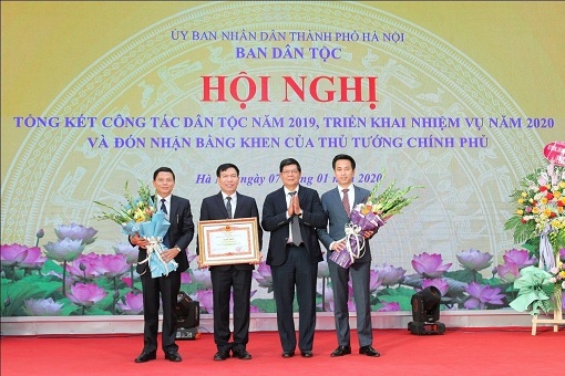 Đồng chí Nguyễn Quốc Hùng - Phó Chủ tịch UBND thành phố Hà Nội trao Bằng khen của Thủ tướng Chính phủ cho Ban Dân tộc Thành phố